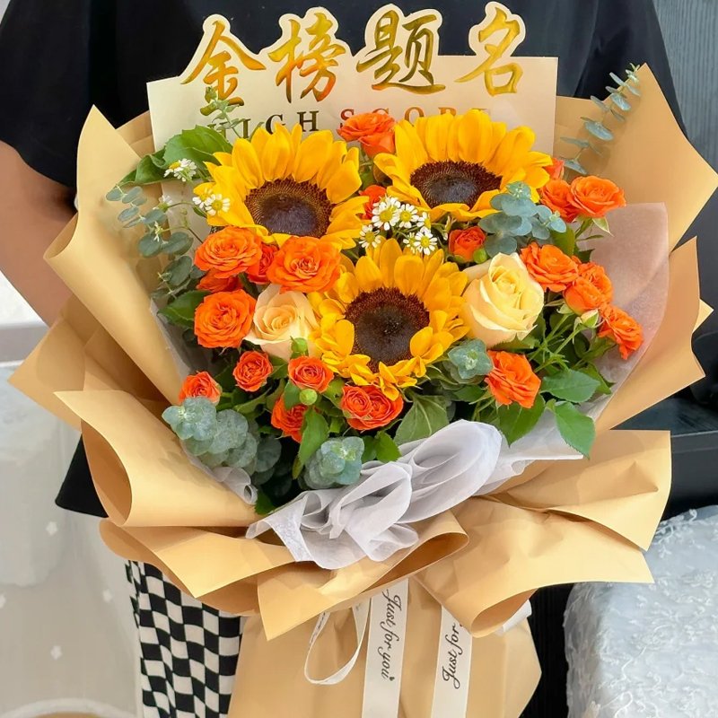 金榜夺魁-3支向日葵，2支香槟玫瑰，7支多头橙芭比，尤加利叶