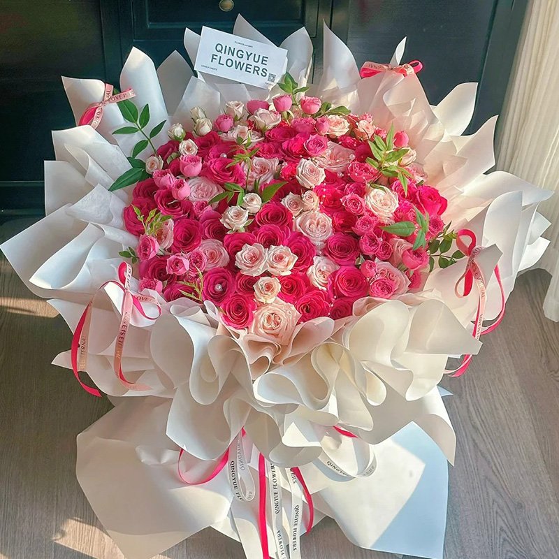 诗的标题-粉荔枝玫瑰和弗洛伊德玫瑰共52朵，搭配多头苏菲宝贝和星悦宝贝共12支，1条珠链，珍珠和细叶尤加利装饰。