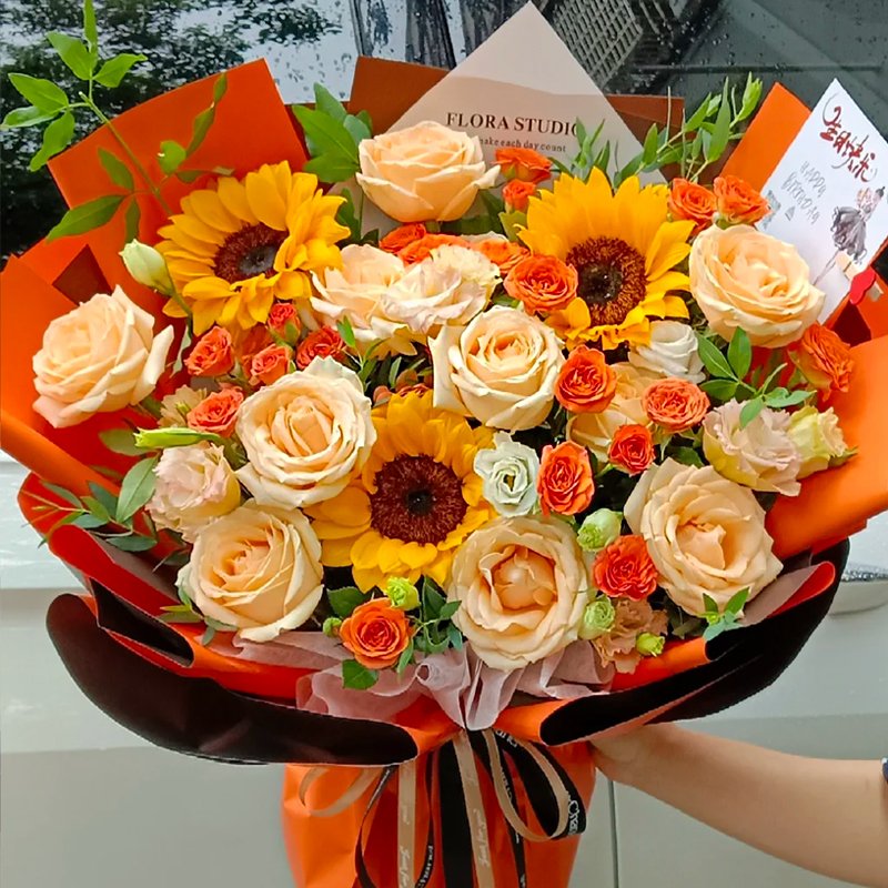 快乐每时每刻-11朵香槟玫瑰，3支向日葵，3支多头香槟色桔梗，5支橙色芭比泡泡，九星叶