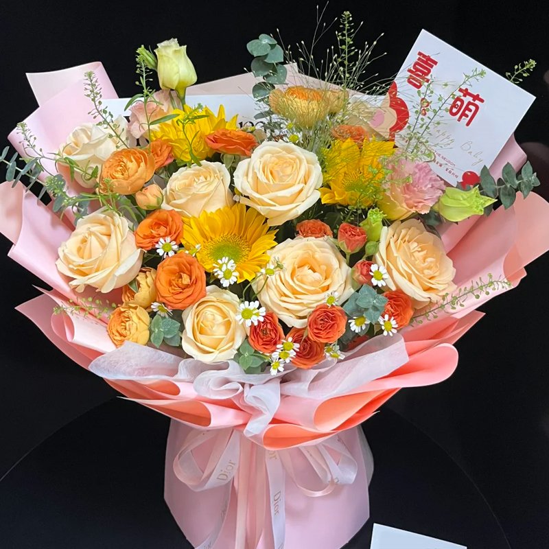 你的微笑-9朵香槟玫瑰，3支向日葵，2支粉桔梗，5支橙芭比，喷泉草尤加利间插