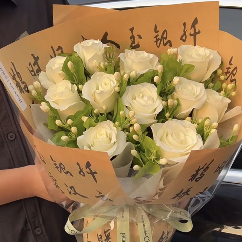 白首之约-11支白玫瑰，搭配茉莉花丰满间插