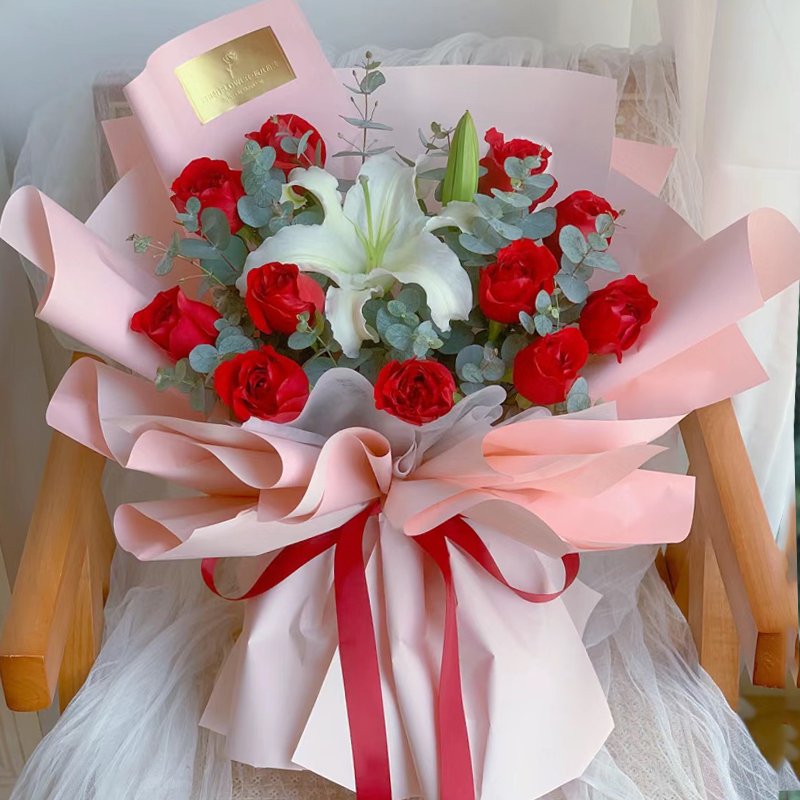 你的笑颜-11朵红玫瑰，1支多头白百合，尤加利叶间插