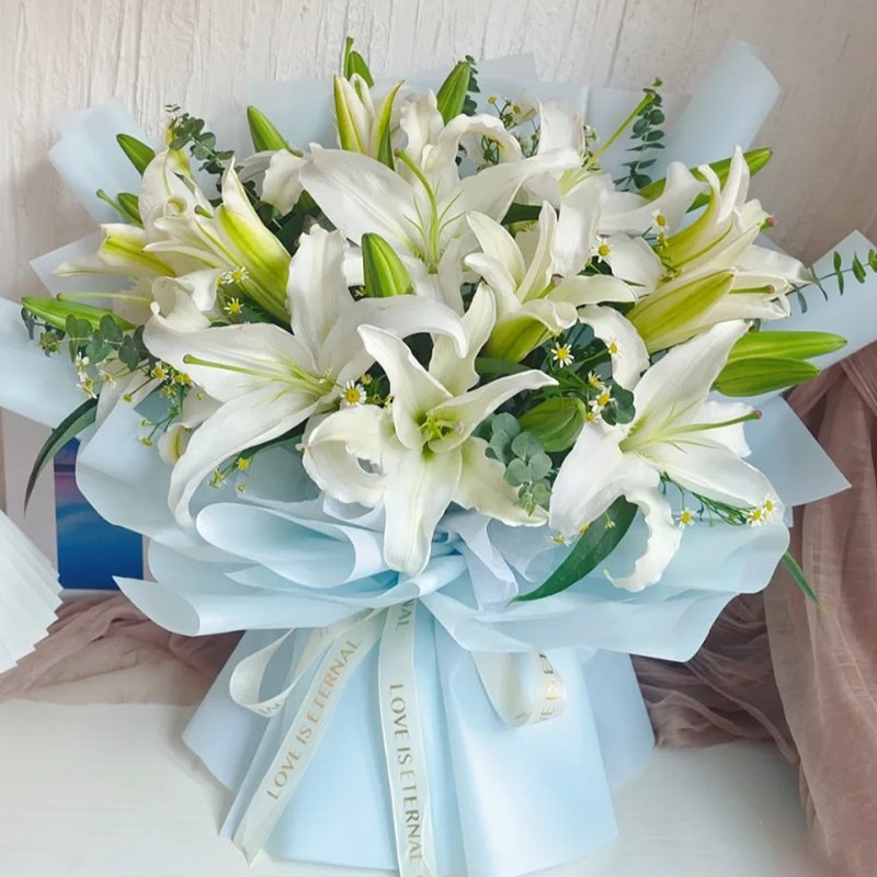 诚挚祝福-7支多头白百合，搭配尤加利叶+小雏菊点缀