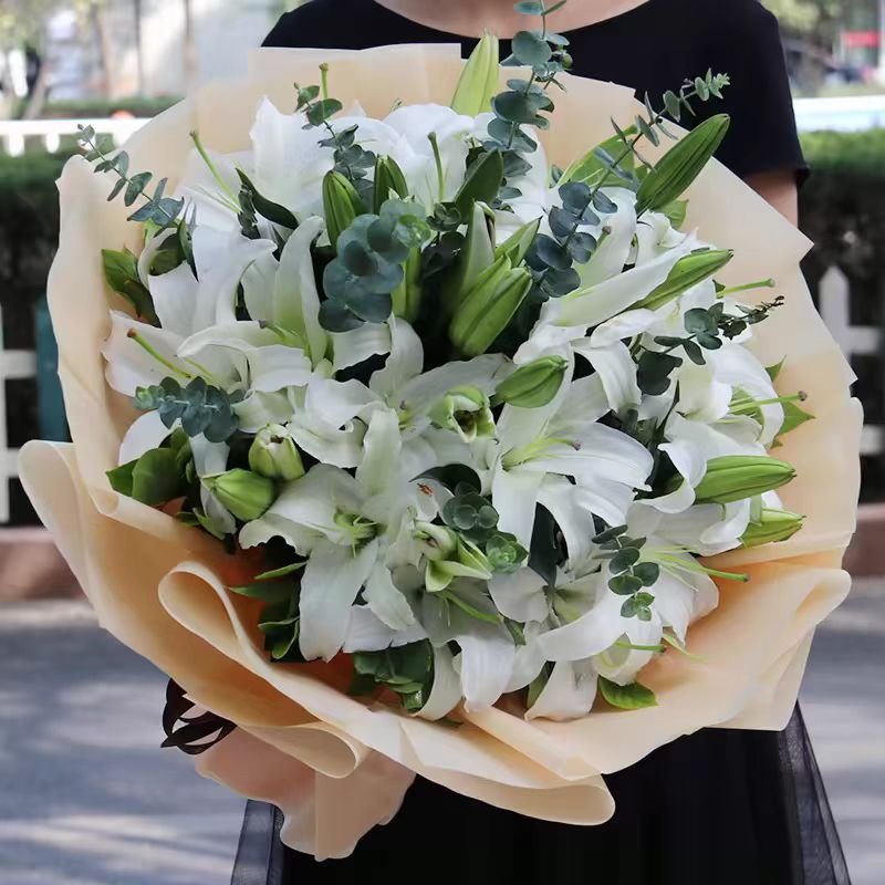 暖心祝福-11枝多头白百合，搭配尤加利
