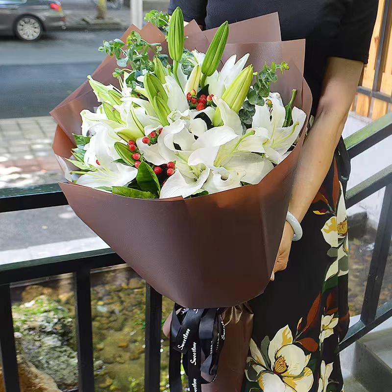 百事顺心-白色多头香水百合6枝、尤加利叶6枝.红豆2支