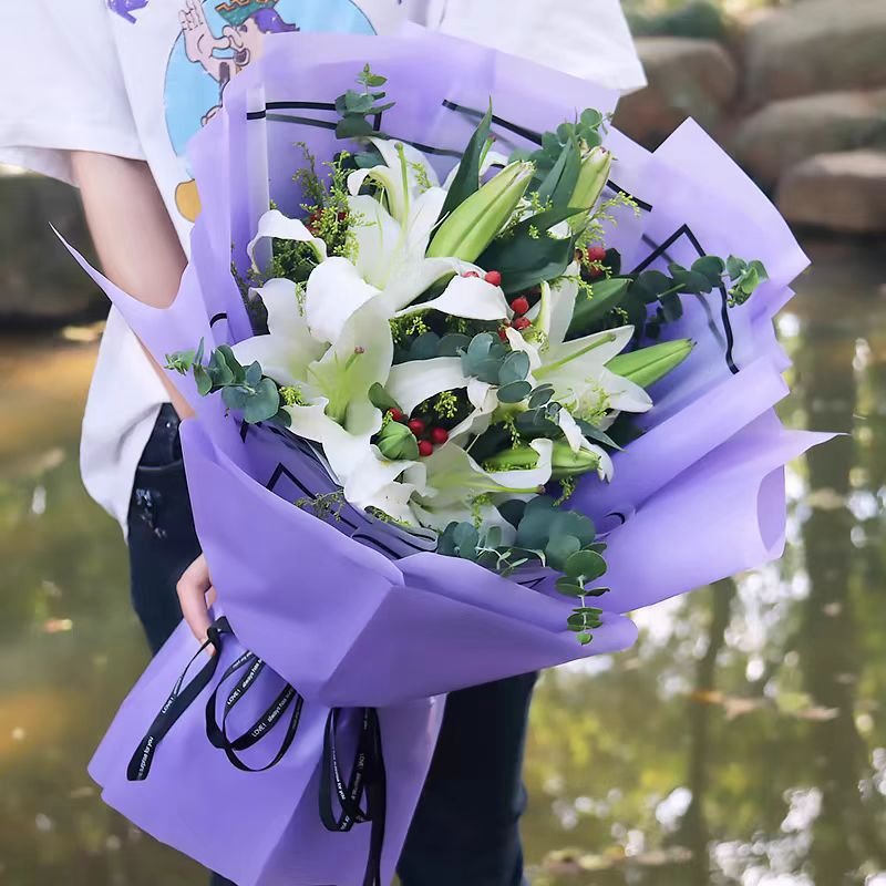 天使的拥抱-5枝白色多头百合，搭配红豆、黄莺、尤加利点缀