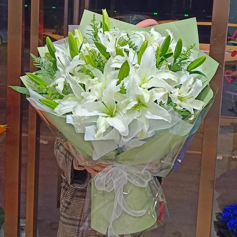 深深的祝福-10枝白色多头百合，搭配黄莺点缀。