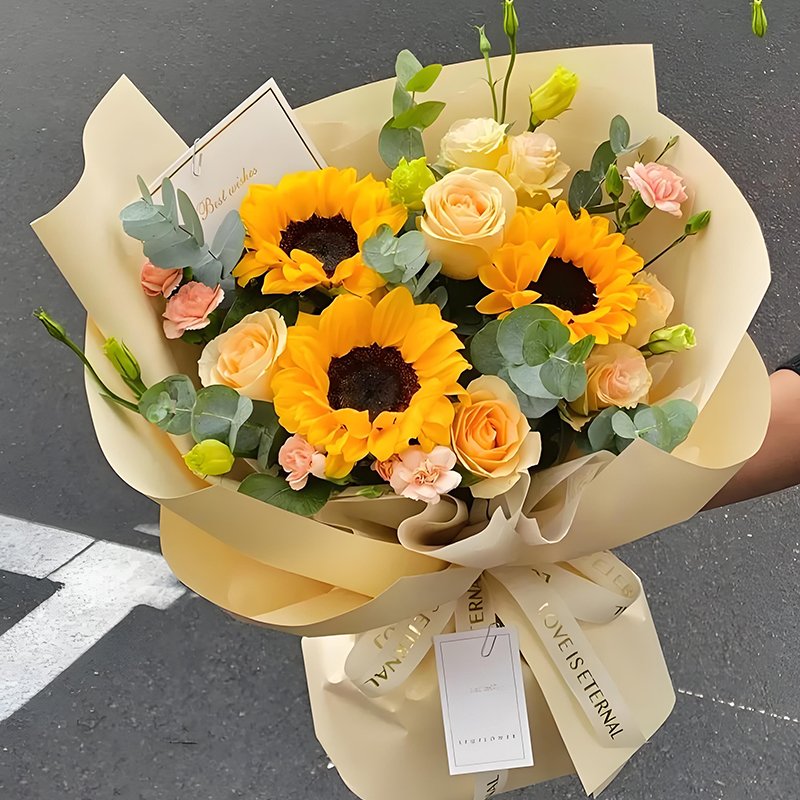 快乐平安-3枝向日葵，5支香槟玫瑰，搭配适量香槟桔梗，粉色多头康乃馨，栀子叶间插丰满