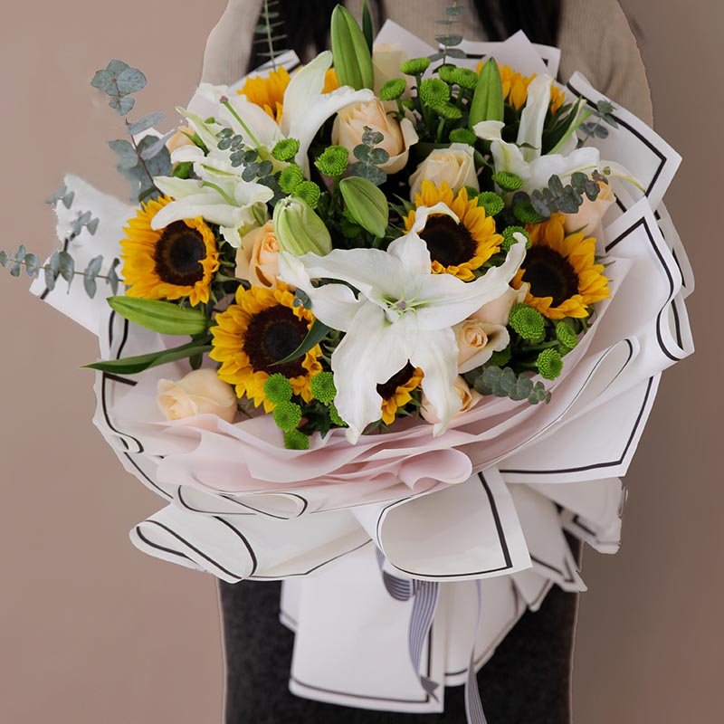 轮回四季-7枝向日葵，3枝多头百合，和11枝香槟玫瑰混搭，绿色小雏菊，尤加利叶间插