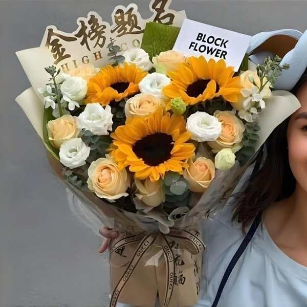 金榜题名，鱼跃龙门- 3支向日葵，9朵香槟玫瑰，6朵白色桔梗，尤加利丰满搭配