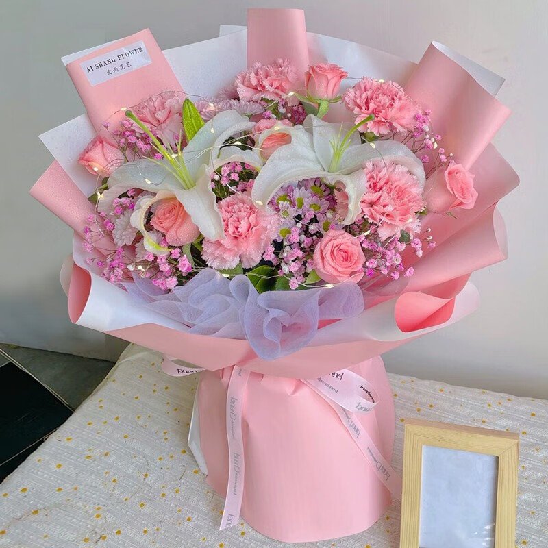 全心全意-11朵粉色康乃馨玫瑰混搭，1支多头白百合，1条灯带，搭配粉色满天星。